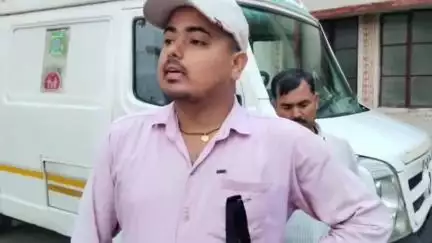 विष्णुगढ़: विष्णुगढ, टाटीझरिया और दारू के 108 एंबुलेंस कर्मी अपनी मांगों को लेकर काला बिल्ला लगाकर कर रहे प्रदर्शन