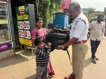ఆటోలో మహిళ పోగొట్టుకున్న బ్యాగును సీసీ ఫుటేజ్ ద్వారా గమనించి, బాధిత మహిళకు అప్పగించిన సామర్లకోట ట్రాఫిక్ ఎస్‌ఐ గరగారావ్