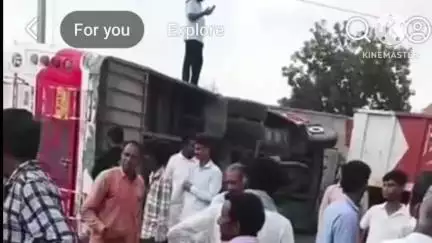नोहर: नोहर-पल्लू मार्ग पर खड़ी बस में ट्रॉले ने मारी टक्कर, 2 दर्जन से अधिक सवारियां हुई घायल
