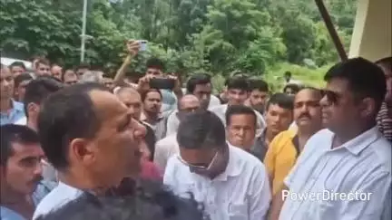 ओखलकांडा: मल्ला निवासी ग्रामीण की हत्या का 14 दिन तक खुलासा न होने पर नाराज ग्रामीणों ने खनस्यु थाने का किया घेराव