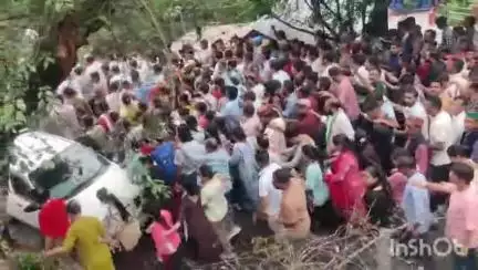 चकराता: त्यूणी में सेना के जवान दीपक थापा के साथ पुलिस द्वारा मारपीट के मामले में लोगों ने किया थाने का घेराव