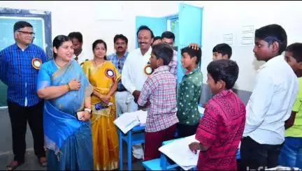 కరిమాబాద్‌లో పాఠశాలలో సామూహిక అక్షరాభ్యాసంలో పాల్గొన్న కలెక్టర్ సత్య శారద, మధ్యాహ్న భోజనం నాణ్యత పరిశీలన
