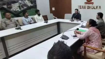 બાવળા: ભારે વરસાદની આગાહીના પગલે ધોળકા તાલુકા સેવા સદન ખાતે ફ્લડ કટ્રોલની મિટિંગ મળી