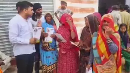 मोहनगढ़: मोहनगढ़ में भाजपा कार्यकर्ताओं ने चौपाल लगाकर लोगों को बताई मोदी सरकार की उपलब्धियां