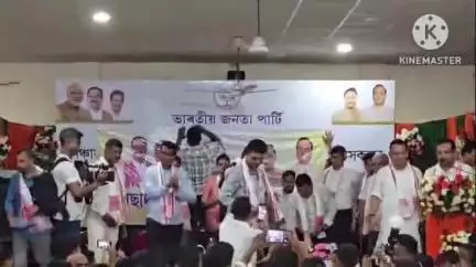 ডুমডুমা: মাকুমত এক বিশেষ অভিনন্দন অনুষ্ঠানত উপস্থিত কেন্দ্ৰীয় মন্ত্ৰী সৰ্বানন্দ সোণোৱাল