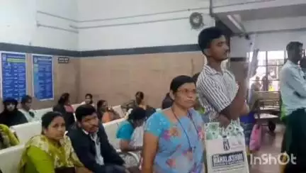 ಶಿವಮೊಗ್ಗ: ನಗರದ ಜಿಲ್ಲಾ ಮೆಗ್ಗಾನ್ ಆಸ್ಪತ್ರೆಯಲ್ಲಿ ದಿನಗಟ್ಟಲೇ ಕಾದರೂ ಸಿಗದ ಔಷಧಿ, ರೋಗಿಗಳ ಪರದಾಟ