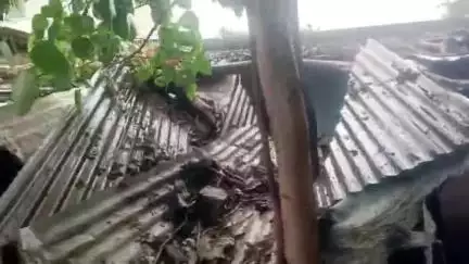 सिमडेगा: भारी बारिश से सदर अस्पताल के पीछे 108 एंबुलेंस चालकों का मकान क्षतिग्रस्त