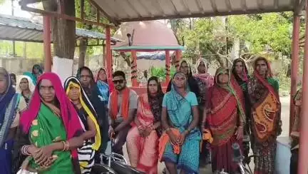 गोटेगांव: झांसीघाट गांव में शराब बंदी की मांग को लेकर महिलाओं ने गोटेगांव थाना प्रभारी को सौंपा ज्ञापन