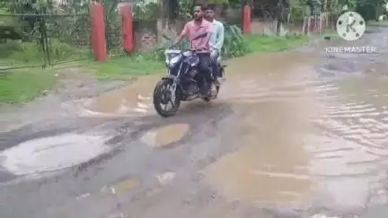টিয়ক: মাজগাঁও কাৱৈমাৰী সংযোগী পথৰ দুৰৱস্থাই বিপদত পেলাইছে ৰাইজক, উক্ত পথেৰে যাতায়াত কৰে হাজাৰ হাজাৰ লোকে #jansamasya