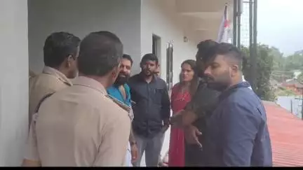 മാനന്തവാടി: ജീവനക്കാർക്ക് ശമ്പളം നൽകുന്നില്ല, തലപ്പുഴയിൽ എസ്ട്രല്ല മീഡിയ ടോക്സ് എന്ന സ്ഥാപനം DYFI ഉപരോധിച്ചു