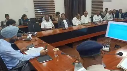 मधेपुरा: स्वास्थ्य विभाग की मासिक समीक्षा बैठक में डीएम ने इलाज में लापरवाही बरतने वाले चिकित्सकों पर कार्रवाई का दिया निर्देश