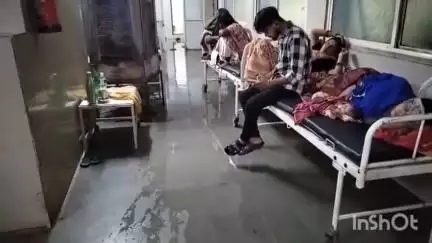 गुना नगर: जिला अस्पताल में जच्चा-बच्चा भगवान भरोसे, बारिश में टपक रही प्रसूति वार्ड की छत, वार्ड में भरा पानी, वीडियो वायरल
