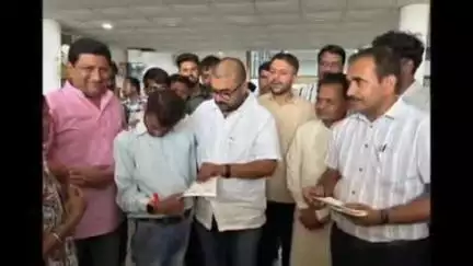 छिंदवाड़ा नगर: परासिया रोड स्थित सांसद कार्यालय में सांसद ने आर्थिक रूप से कमजोर लोगों को ₹5000 के चेक वितरित किए