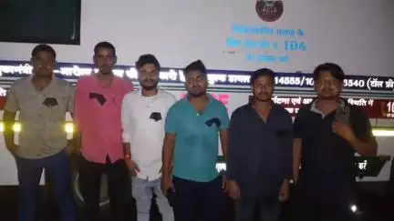 कोडरमा: डायल 108 एंबुलेंस चालकों ने मांग पूरी न होने पर काला बिल्ला लगाकर किया विरोध प्रदर्शन