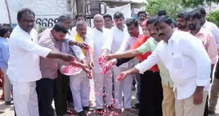 గుంటూరు: నగర తూర్పు నియోజకవర్గంలో పలు అభివృద్ధి కార్యక్రమాలకు శంకుస్థాపన చేసిన నగర మేయర్, స్థానిక ఎమ్మెల్యే