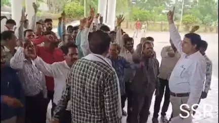 रतलाम नगर: पंचायत सचिवों ने मांगों के समाधान के लिए मुख्यमंत्री के नाम कलेक्टर कार्यालय में ज्ञापन सौंपा