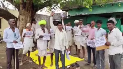 डग: आवर में राष्ट्रीय किसान संगठन ने फसल बीमा क्लेम राशि नहीं मिलने पर किया प्रदर्शन
