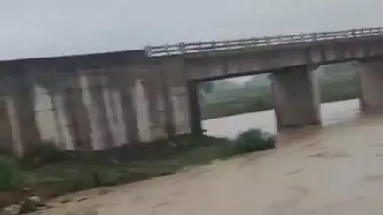 मांडर: 18 घंटे से हो रही मूसलाधार बारिश से कोइल नदी खतरे के निशान को छू रही है