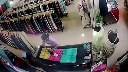 भोटा: हमीरपुर के गांधी चौक पर एक युवती ने रेडीमेड शोरूम को ₹10,000 की चपत लगाई, ATM से पैसे लाने का बहाना बनाकर हुई गायब
