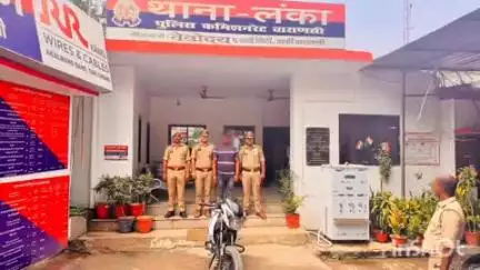 वाराणसी में ऑपरेशन चक्रव्यूह के तहत चेकिंग के दौरान अभियुक्त को किया गया गिरफ्तार