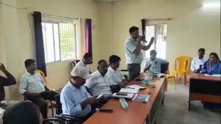 कोचस: कोचस नगर निकाय के चुनाव में ई-वोटिंग सिस्टम लागू, एसडीओ आशुतोष रंजन के नेतृत्व में जनप्रतिनिधियों को दी गई ट्रेनिंग