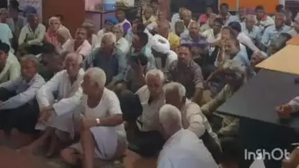 कपासन: भट्टों का बामनिया में डोडा चूरा नष्टिकरण कैंप में पहुंचे काश्तकारों ने मुआवजा दिलाने की मांग की