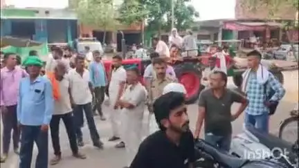 बिजनौर: हल्दौर क्षेत्र में सड़क हादसे में युवक की मौत के मामले में परिजनों ने बाल किशनपुर चौराहे पर किया हंगामा