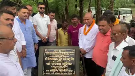 कुटुंबा: कुटुंबा विधायक, कांग्रेस प्रदेश अध्यक्ष व नवीनगर विधायक ने चंद्रगढ़-गजना से पिपरडीह पथ का किया शिलान्यास, लोगों में खुशी