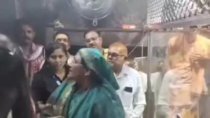 खंडवा: केंद्रीय महिला बाल विकास राज्य मंत्री सावित्री ठाकुर ओंकारेश्वर पहुंचीं, भगवान ओंकारेश्वर का दर्शन-पूजन किया