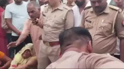 मिल्कीपुर: भदोखरा गांव में 65 वर्षीय वृद्ध महिला का शव घर के बरामदे में हुक से लटका मिला, पुलिस ने पोस्टमार्टम के लिए भेजा