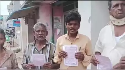 పిఠాపురం: సిపిఐ పార్టీ 20వ తేదీ జరిగే మహాసభ ఆహ్వాన పత్రికను ఆవిష్కరించిన  టౌన్ కార్యదర్శి సాకా రామకృష్ణ