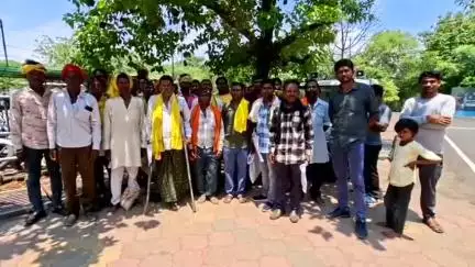 दमोह: ग्राम झमरा: आदिवासी ग्रामीणों ने वन विभाग पर अतिक्रमण का आरोप लगाया, कलेक्ट्रेट में शिकायत