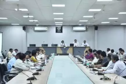 कोंडागांव: जिला कार्यालय के सभाकक्ष में आयोजित समय सीमा की बैठक में कलेक्टर ने योग दिवस की तैयारी के लिए दिए दिशा-निर्देश