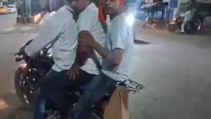 सोहागपुर: इंद्रा चौक में गाड़ी का एक्सीडेंट कर भागे युवक, वीडियो सोशल मीडिया पर वायरल
