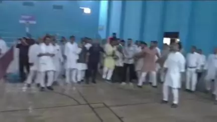 खेकड़ा: बागपत में केंद्रीय मंत्री एवं रालोद अध्यक्ष जयंत चौधरी ने खेला बैडमिंटन, दर्शकों ने की हौसला अफजाई, वीडियो हुआ वायरल
