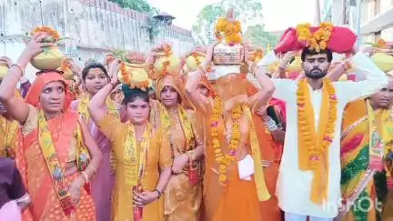 कुलपहाड़: जैतपुर में श्रीमद्भागवत कथा से पूर्व भव्य कलश यात्रा का आयोजन, श्रद्धालु हुए भावविभोर