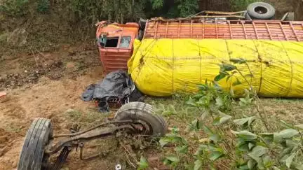 बालाघाट: ग्राम लाड़सा के समीप टायर फटने से ट्रक अनियंत्रित होकर नाले में पलटा