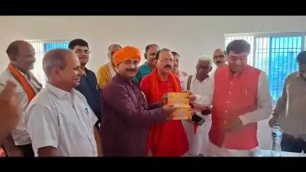 महराजगंज: बिहार सरकार के पूर्व मंत्री व स्वर्ण आयोग के अध्यक्ष महाचंद्र प्रसाद सिंह दरौंदा पहुंचे
