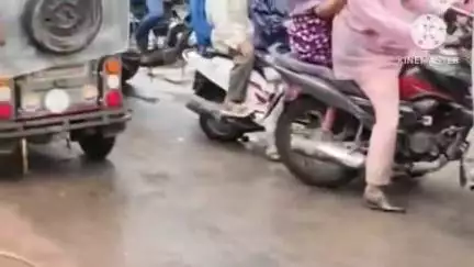 সোনারপুর: সোনারপুর রেল গেটের কাছে বিদ্যুৎ দপ্তরের গাড়ি রাস্তায় পার্কিং করার কারণে তীব্র যানজটের সৃষ্টি হয় গোটা এলাকায়।