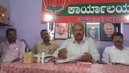 ಸಿದ್ಧಾಪುರ: ರಸ್ತೆಯ ಹೊಂಡ ಮುಚ್ಚಲು ಸಹ ಕಳಪೆ ಕಾಮಗಾರಿ ಬಿಜೆಪಿ ಕಚೇರಿಯಲ್ಲಿ ಸಿದ್ದಾಪುರ ಮಂಡಲ ಅಧ್ಯಕ್ಷ ಎಂ.ಕೆ. ತಿಮ್ಮಪ್ಪ ಸುದ್ದಿಗೋಷ್ಠಿ