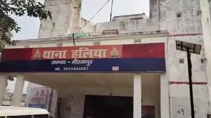 लालगंज: मुड़पेली गांव में एक महिला ने कच्चे मकान की बड़ेर में साड़ी के फंदे से झूलकर दी जान, पुलिस ने शव को भेजा पीएम हाउस