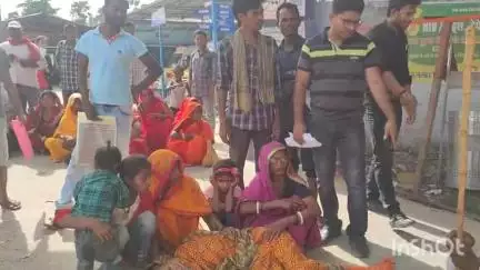 मधेपुरा: कुपोषण से पीड़ित पत्नी के इलाज में लापरवाही पर पिंटू राम ने अस्पताल के गेट पर दिया धरना