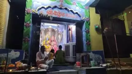 होशंगाबाद नगर: नर्मदापुरम: विवेकानंद घाट स्थित बैकुंठ धाम मंदिर में महिला मंडल द्वारा धार्मिक भजनों का आयोजन