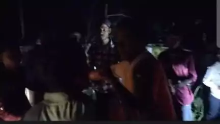 গোয়ালপোখর ১: গোয়ালপোখর থানার ললকুরি এলাকায় রাস্তা অবরোধ করে বিক্ষোভ গ্রামবাসী
