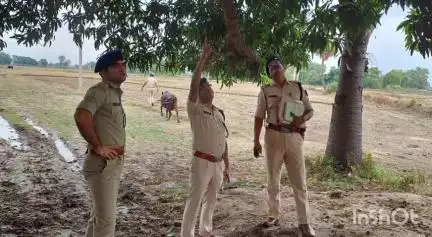 काशी चक: बेलड़ गांव में एसपी ने कांड स्थल का किया निरीक्षण, पांच महीने पूर्व पेड़ से लटका मिला था किशोर का शव