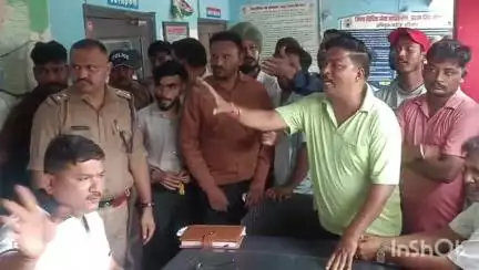 बाजपुर: पालिका के लेखा लिपिक से अभद्रता पर भड़के पालिका कर्मचारियों ने कार्रवाई की मांग को लेकर कोतवाली में किया हंगामा