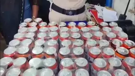 कोडरमा: कोडरमा स्टेशन पर भारी मात्रा में अंग्रेजी शराब के साथ महिला तस्कर गिरफ्तार, बिहार ले जाने की थी तैयारी