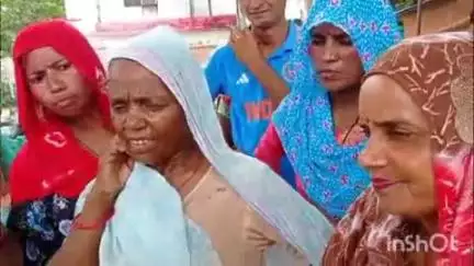 बिजनौर: हल्दौर के गांव ईसापुर उर्फ पडियापुर में अवैध शराब बिक्री के विरोध में महिलाओं ने थाने पहुंचकर किया हंगामा