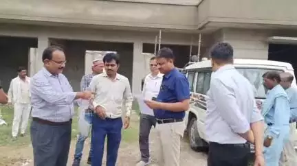 गाज़ीपुर: गाजीपुर दौरे पर वाराणसी आयुक्त ने महिला छात्रावास और नर्सिंग कॉलेज निर्माण कार्य का निरीक्षण किया, धीमी गति पर जताई नाराजगी