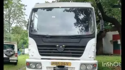 घाटशिला: फुलपाल क्रॉसिंग के पास NH-18 फोरलेन पर अवैध बालू से लदा हाइवा जब्त, चालक और खलासी गिरफ्तार